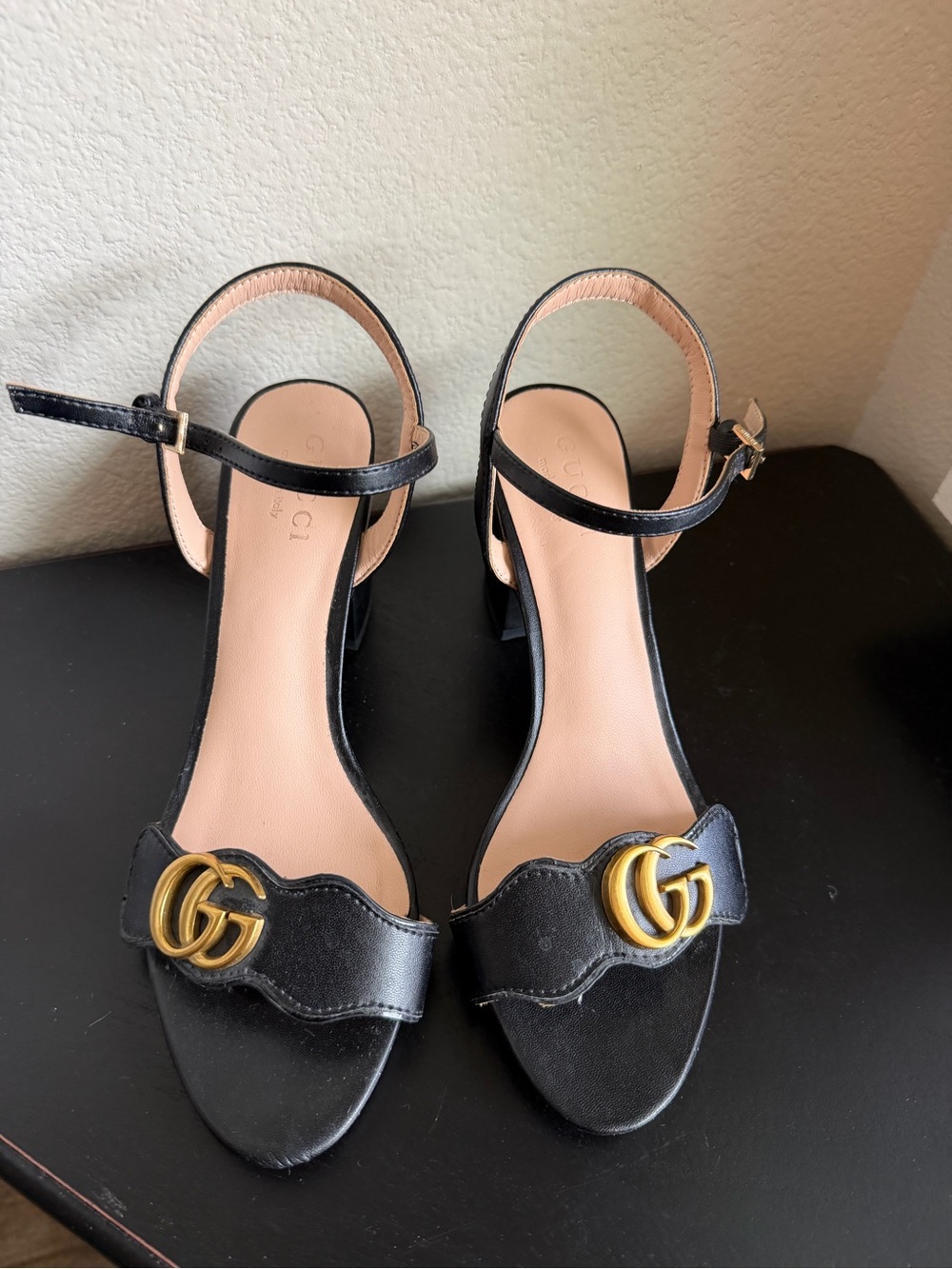 Source Unknown Black Leather Block Heel Sandals with Gold GG 39 Cute - Picture 2 of 6